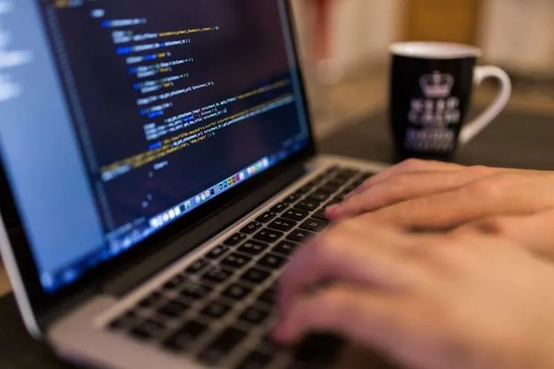 Front end czy back end: który kierunek rozwoju wybrać w programowaniu?