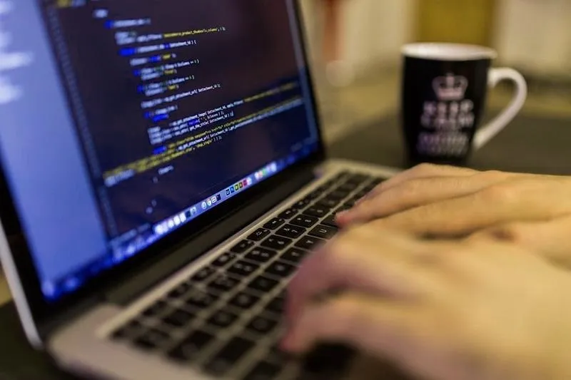 Jaki laptop do nauki programowania wybrać, aby osiągnąć sukces?